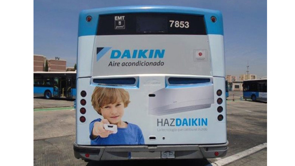 Autobus con la publicidad de Daikin