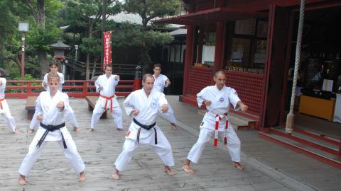 Imagen de Salvador Herraiz con un grupo practicando Karate