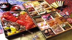 Varias cajas de osechi con comida